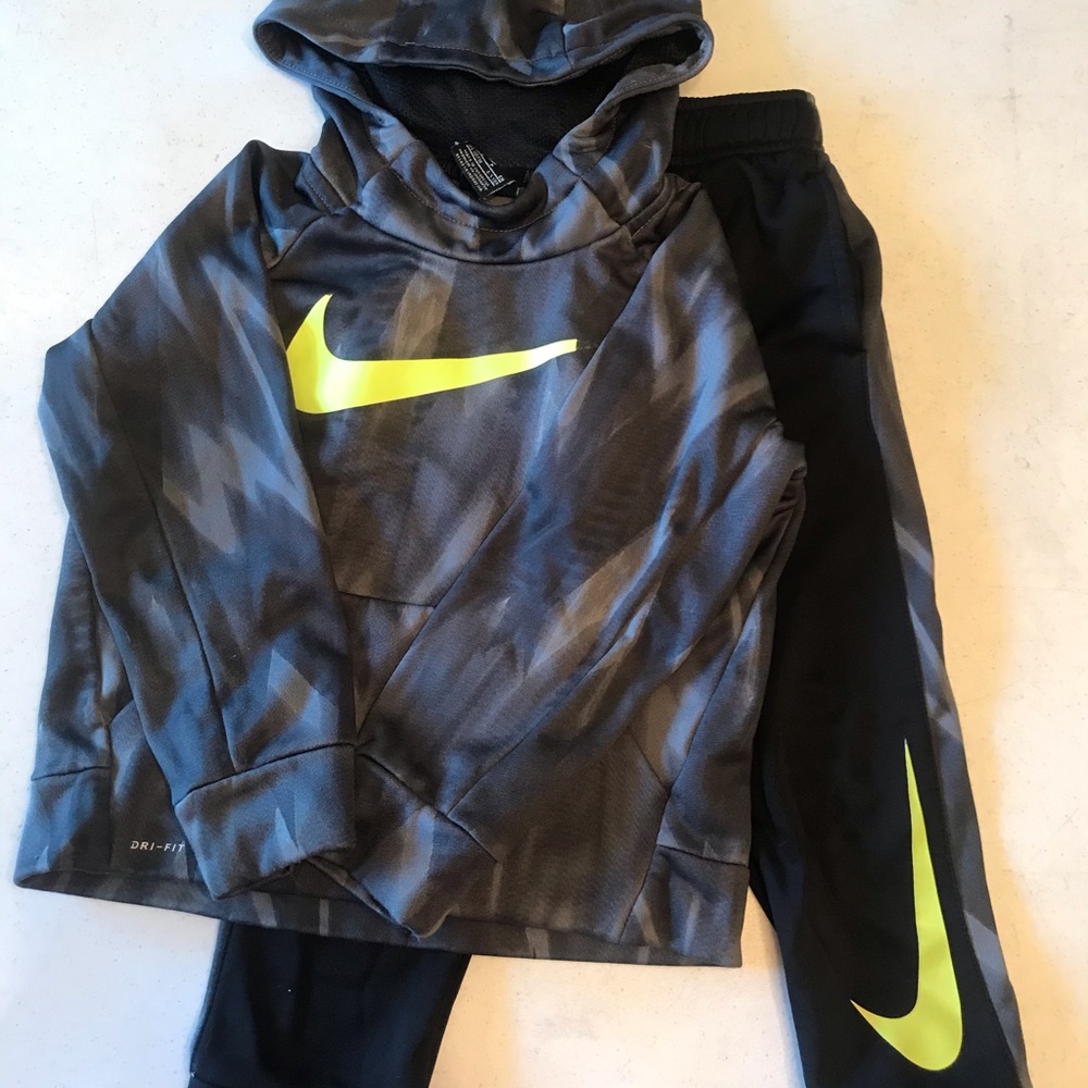 Boys Nike 2pc outfit